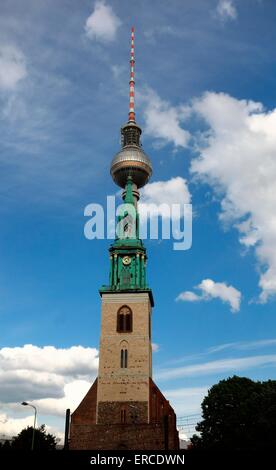 St. Marys Kirche aufgereiht vor Berliner Fernsehturn Fernsehturm, Berlin Stockfoto