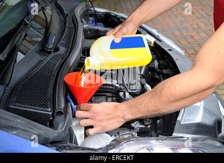 Auffüllen einer Autowaschanlage Bildschirm Stockfoto