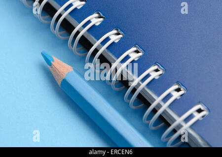 Blaue Bleistift und Spiral-Notizbuch - Makro Stockfoto