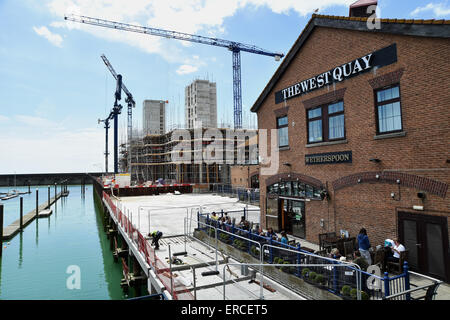 Die neuen Türme im Bau von West Quay in Brighton Marina 853 neue Häuser werden Stockfoto