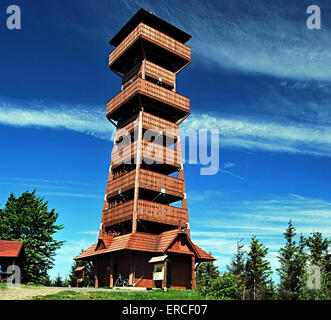 hölzernen Aussichtsturm auf Velký Javorník Hügel in Moravskoslezske Beskydy Bergen Stockfoto