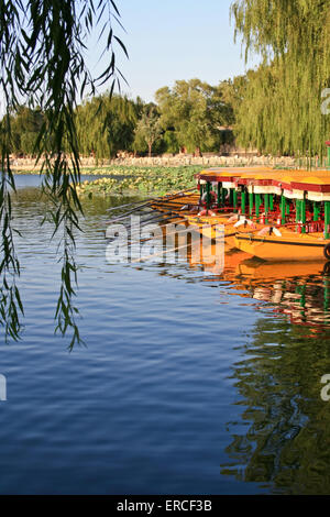 Jolle dock auf dem See im Park warten auf die Besucher. Stockfoto