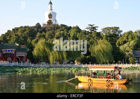 Jolle dock auf dem See im Park warten auf die Besucher. Stockfoto