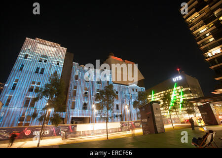 University of Technology Sydney, Australien. Juni 2015. Vivid Sydney präsentiert Straßen vor einer spektakulären Licht- und Musikshow, der indigene Künstler Reko Rennie bringt Kultur der Aborigines in Kombination mit dem multidisziplinären Künstler Beastman. Beschreibung: Model10/Alamy Live News Stockfoto