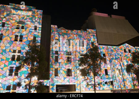 Sydney, Australien. 1. Juni 2015. Vivid Sydney präsentiert Straßen vor einem spektakulären Licht und Musik-Show, einheimische Künstler Reko Rennie bringt Aborigine Kultur in Kombination mit multidisziplinärer Künstler Beastman. Bildnachweis: model10/Alamy Live-Nachrichten Stockfoto