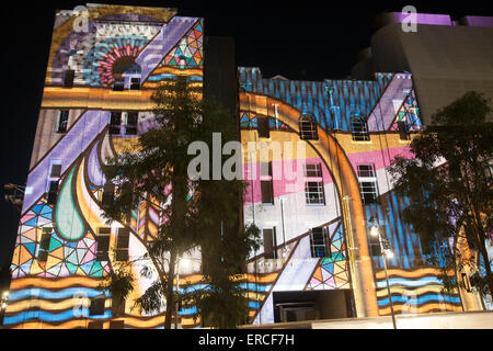 Sydney, Australien. 1. Juni 2015. Vivid Sydney präsentiert Straßen vor einem spektakulären Licht und Musik-Show, einheimische Künstler Reko Rennie bringt Aborigine Kultur in Kombination mit multidisziplinärer Künstler Beastman. Bildnachweis: model10/Alamy Live-Nachrichten Stockfoto