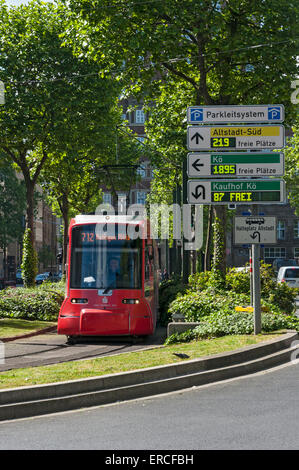 Moderne Straßenbahn in der Düsseldorfer Innenstadt auf die Route, die im Jahr 2016 bestimmt ist, um zu ersetzen durch die neuen u-Bahnlinie, Deutschland Stockfoto