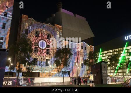 Sydney, Australien. 1. Juni 2015. Vivid Sydney präsentiert Straßen vor einem spektakulären Licht und Musik-Show, einheimische Künstler Reko Rennie bringt Aborigine Kultur in Kombination mit multidisziplinärer Künstler Beastman. Bildnachweis: model10/Alamy Live-Nachrichten Stockfoto