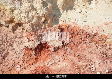 rote und gelbe vulkanische Sedimente in Stefanos Krater, Nisyros Insel Nisyros, Dodekanes, Griechenland Stockfoto