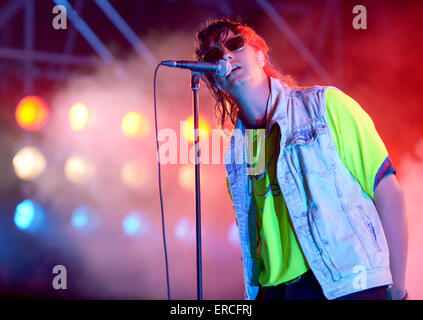 Julian Casablancas, Sänger der US-amerikanischen Band The Strokes, führt auf der Bühne während der Primavera Sound Festival 2015 in Barcelona, Spanien, 31. Mai 2015. Das Festival ist eines der größten Musikfestivals in Spanien. Foto: Henrik Josef Boerger/Dpa - NO-Draht-Dienst- Stockfoto