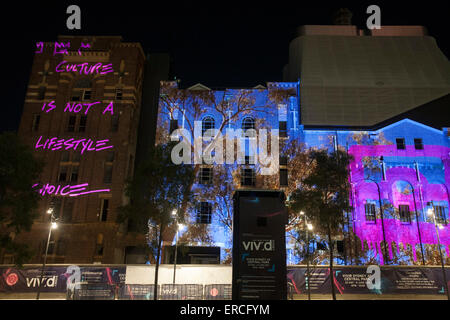 Sydney, Australien. 1. Juni 2015. Vivid Sydney präsentiert Straßen vor einem spektakulären Licht und Musik-show im Central Park urban Village, einheimische Künstler Reko Rennie Aborigine Kultur in Kombination mit multidisziplinärer Künstler Beastman bringt. Bildnachweis: model10/Alamy Live-Nachrichten Stockfoto