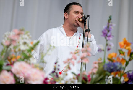 US-Sänger Mike Patton der US-Band Faith No More führt auf der Bühne beim Festival "Rockavaria" in München, 31. Mai 2015. Foto: Sven Hoppe/dpa Stockfoto