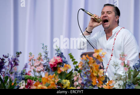 US-Sänger Mike Patton der US-Band Faith No More führt auf der Bühne beim Festival "Rockavaria" in München, 31. Mai 2015. Foto: Sven Hoppe/dpa Stockfoto