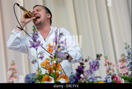 US-Sänger Mike Patton der US-Band Faith No More führt auf der Bühne beim Festival "Rockavaria" in München, 31. Mai 2015. Foto: Sven Hoppe/dpa Stockfoto