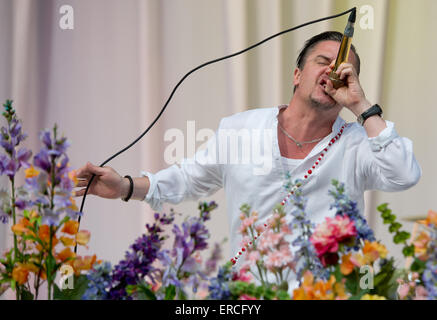 US-Sänger Mike Patton der US-Band Faith No More führt auf der Bühne beim Festival "Rockavaria" in München, 31. Mai 2015. Foto: Sven Hoppe/dpa Stockfoto