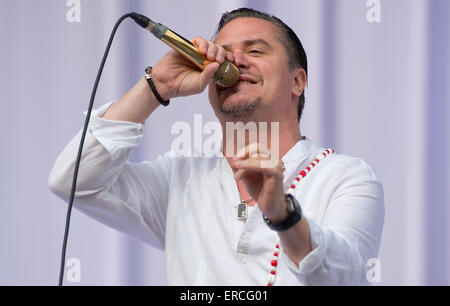 US-Sänger Mike Patton der US-Band Faith No More führt auf der Bühne beim Festival "Rockavaria" in München, 31. Mai 2015. Foto: Sven Hoppe/dpa Stockfoto