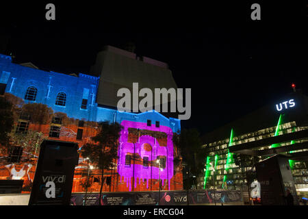 University of Technology UTS, Sydney, Australien. Juni 2015. Vivid Sydney präsentiert die Straßen vor einer spektakulären Licht- und Musikshow im Central Park Chippendale, der indigene Künstler Reko Rennie bringt die Kultur der Aborigines in Kombination mit dem multidisziplinären Künstler Beastman. Beschreibung: Model10/Alamy Live News Stockfoto