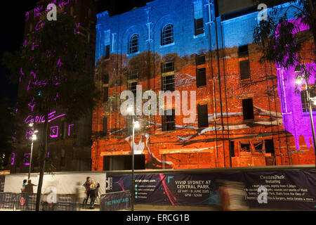 Sydney, Australien. 1. Juni 2015. Vivid Sydney präsentiert Straßen vor einem spektakulären Licht und Musik-Show, einheimische Künstler Reko Rennie bringt Aborigine Kultur in Kombination mit multidisziplinärer Künstler Beastman. Bildnachweis: model10/Alamy Live-Nachrichten Stockfoto