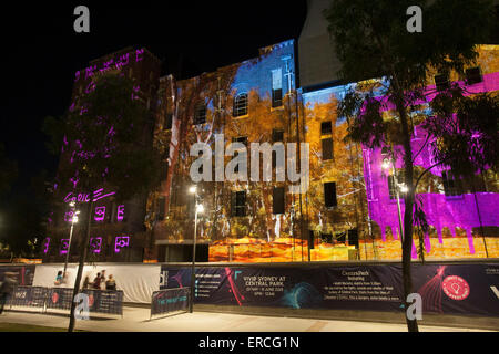 Sydney, Australien. 1. Juni 2015. Vivid Sydney präsentiert Straßen vor einem spektakulären Licht und Musik-Show, einheimische Künstler Reko Rennie bringt Aborigine Kultur in Kombination mit multidisziplinärer Künstler Beastman. Bildnachweis: model10/Alamy Live-Nachrichten Stockfoto