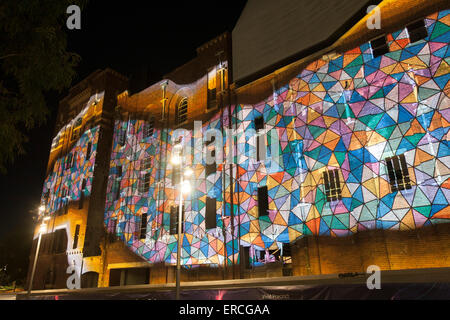 Sydney, Australien. 1. Juni 2015. Vivid Sydney präsentiert Straßen vor einem spektakulären Licht und Musik-Show, einheimische Künstler Reko Rennie bringt Aborigine Kultur in Kombination mit multidisziplinärer Künstler Beastman. Bildnachweis: model10/Alamy Live-Nachrichten Stockfoto