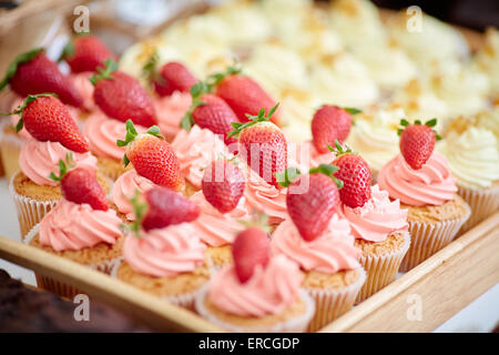 süße Kuchen Buffet Essen auf Tischplatte Stockfoto