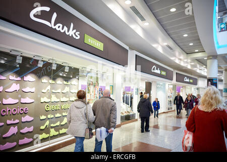 Salford Quays f Lowry Outlet Shopping Mall Clarks speichern Shop vorderen Menschenmassen drängten sich viele Gemeinden Gemeinschaft viele viele Stockfoto