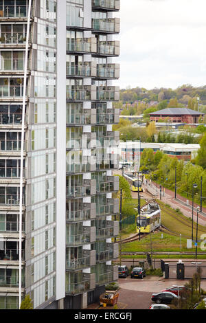 Salford Quays NV Gebäude Rahmen der Metrolink Straßenbahnen Überschrift nach Eccles UK Großbritannien britische Großbritannien Europa Europa Stockfoto