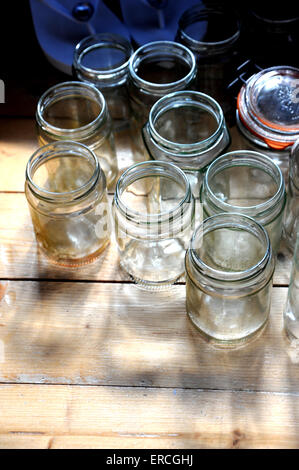 Leeres Glas Marmelade Lagerung Gläser mit Sonne glitzerte durch Stockfoto