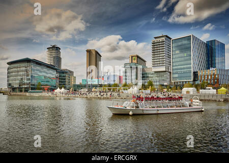 Boot Cruses Medienstadt Weitergabe Salford Quays UK Großbritannien britische Großbritannien Europa Europäische Insel England Engl Stockfoto