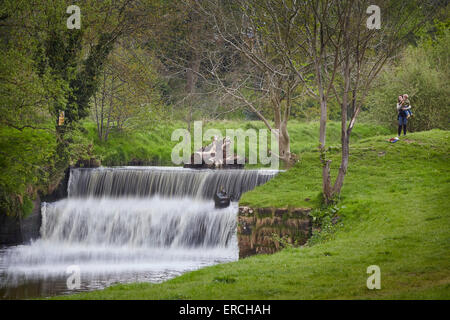 Abgebildete Wilmslow Fluß Bollin schlängelt sich durch den Wald in der Nähe von Adlington Straße zum kleinen Wasserfall UK Großbritannien britische Stockfoto