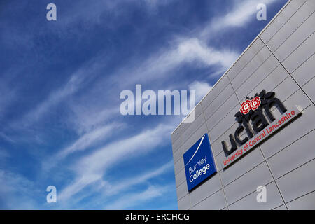 Burnley Sixth Form College Zeichen und Uclan Logo Logo UK Großbritannien britische Großbritannien Europa Europäische Insel Englan Stockfoto