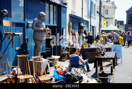 Die obere Gardner Street Markt am Samstag in der North Laine in Brighton mit vielseitigen Ständen UK Stockfoto