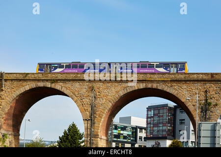 UCLAN und Burnley Sixth Form College Eisenbahn Station Hub zentrale Züge Loks Einheiten Trainer Pendler Peak Passagiere Lu Stockfoto