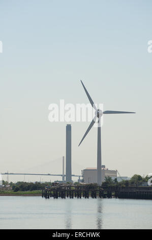 Turm von Littlebrook Kraftwerk kontrastiert mit alternativen Energien Windkraftanlage und QEII Brücke Flussüberquerung Stockfoto