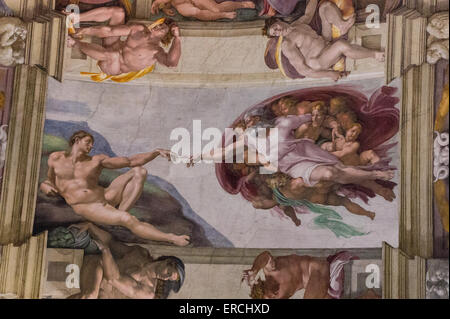 Die Erschaffung Adams in der Sixtinischen Kapelle. Stockfoto