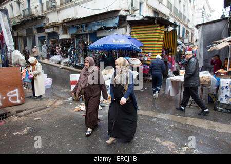 Traditionell gekleidete Frauen in Algier, Algerien Stockfoto
