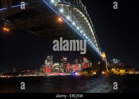 Sydney, Australien. 1. Juni 2015. Die 2015 Vivid Sydney Light Music und Ideen-Festival mit der Sydney Harbour Bridge beleuchtet. Bildnachweis: model10/Alamy Live News in Milsons Point genommen erschossen mit Blick auf das Stadtzentrum Stockfoto