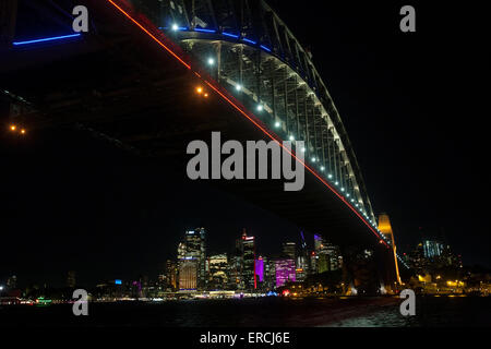 Sydney, Australien. 1. Juni 2015. Die 2015 Vivid Sydney Light Music und Ideen-Festival mit der Sydney Harbour Bridge beleuchtet. Bildnachweis: model10/Alamy Live News in Milsons Point genommen erschossen mit Blick auf das Stadtzentrum Stockfoto