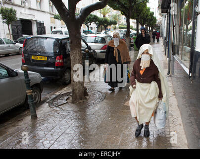 Traditionell gekleidete Frauen in Algier, Algerien Stockfoto