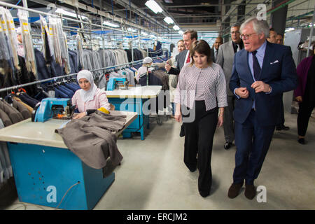 Niederländische Minister des Handels & Entwicklungs Hilfe Lilianne Ploumen Besuch Alwin van Gils Direktor der Fabrik die Macher in Kleidung Stockfoto