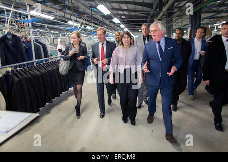 Niederländische Minister des Handels & Entwicklungs Hilfe Lilianne Ploumen Besuch Alwin van Gils Direktor der Fabrik die Macher in Kleidung Stockfoto