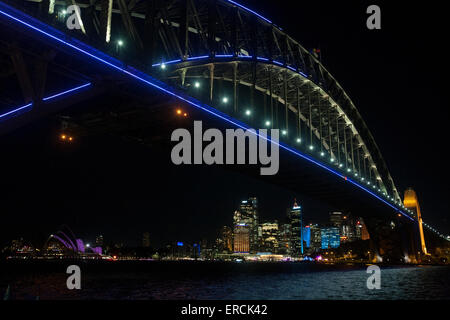 Sydney, Australien. 1. Juni 2015. Die 2015 Vivid Sydney Light Music und Ideen-Festival mit der Sydney Harbour Bridge beleuchtet. Bildnachweis: model10/Alamy Live News in Milsons Point genommen erschossen mit Blick auf das Stadtzentrum Stockfoto