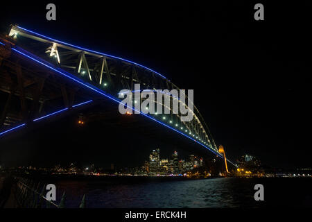 Die 2015 Vivid Sydney, die Unterhaltungsmusik und Ideen-Festival mit der Sydney Harbour Bridge beleuchtet, beschossen Sydney, Australien, genommen Milsons Point mit Blick auf das Stadtzentrum Stockfoto