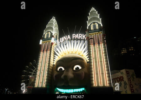 Luna Park Eingang Gesicht leuchtet bei Vivid Sydney Licht Musik "Ideas Festival" im Jahr 2015, Australien Stockfoto