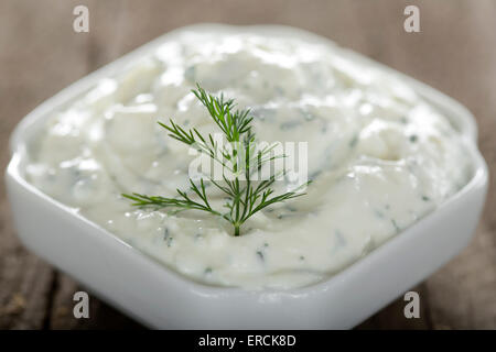 Schüssel mit Käse-Sahne und Petersilie über Holz Hintergrund Stockfoto