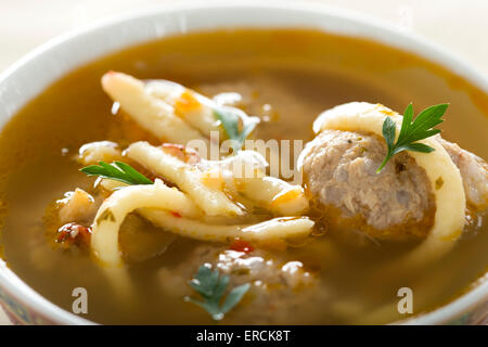 Nahaufnahme von der Suppe mit Fleischklößchen - rumänische hausgemacht "eintopfartige cu Perisoare" Stockfoto