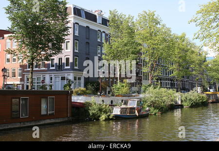 Altes Hausboote mit schwimmenden Gärten am Nieuwe Achtergracht Kanal in der Altstadt von Amsterdam, Niederlande Stockfoto