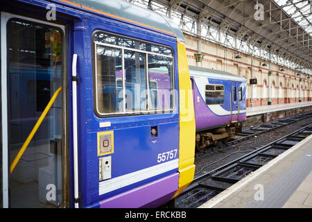 Manchester Piccadilly links () ein Norther Rail Klasse 142 Pacer und 150 Sprinter in lila Livree Bahnhof des Unternehmens Stockfoto