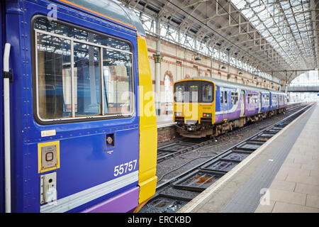 Manchester Piccadilly links () ein Norther Rail Klasse 142 Pacer und 150 Sprinter in lila Livree Bahnhof des Unternehmens Stockfoto