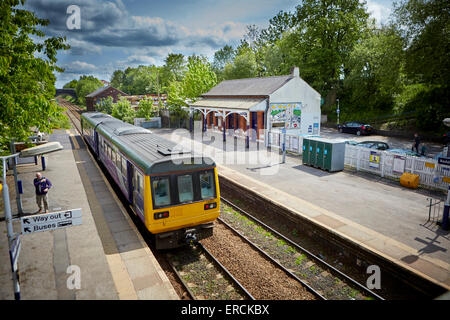 Manchester Piccadilly links () ein Norther Rail Klasse 142 Pacer und 150 Sprinter in lila Livree Bahnhof des Unternehmens Stockfoto